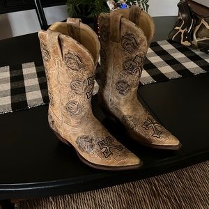 Size 7 medium. Barely worn. Corral boots